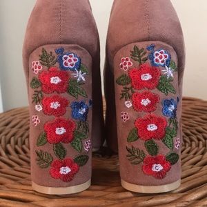 Embroidered block heel pumps